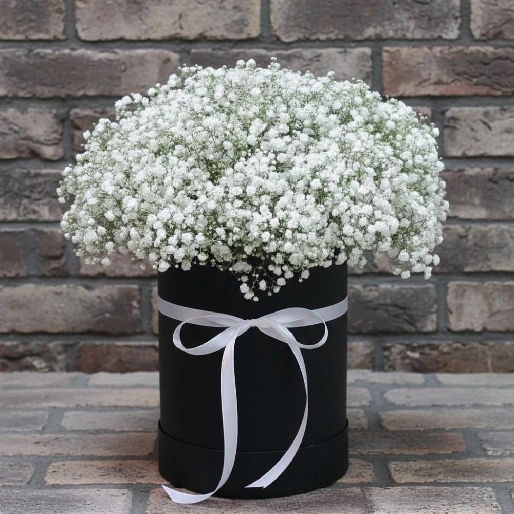 Цветочная композиция из Гипсофила в шляпной коробке в Демихово