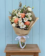 Букет цветов из:  Альстромерии, Лизиантусы, Розы и Хризантемы в Демихово