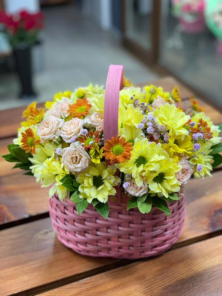 Цветочная композиция из Хризантемы и Розы в корзине в Демихово