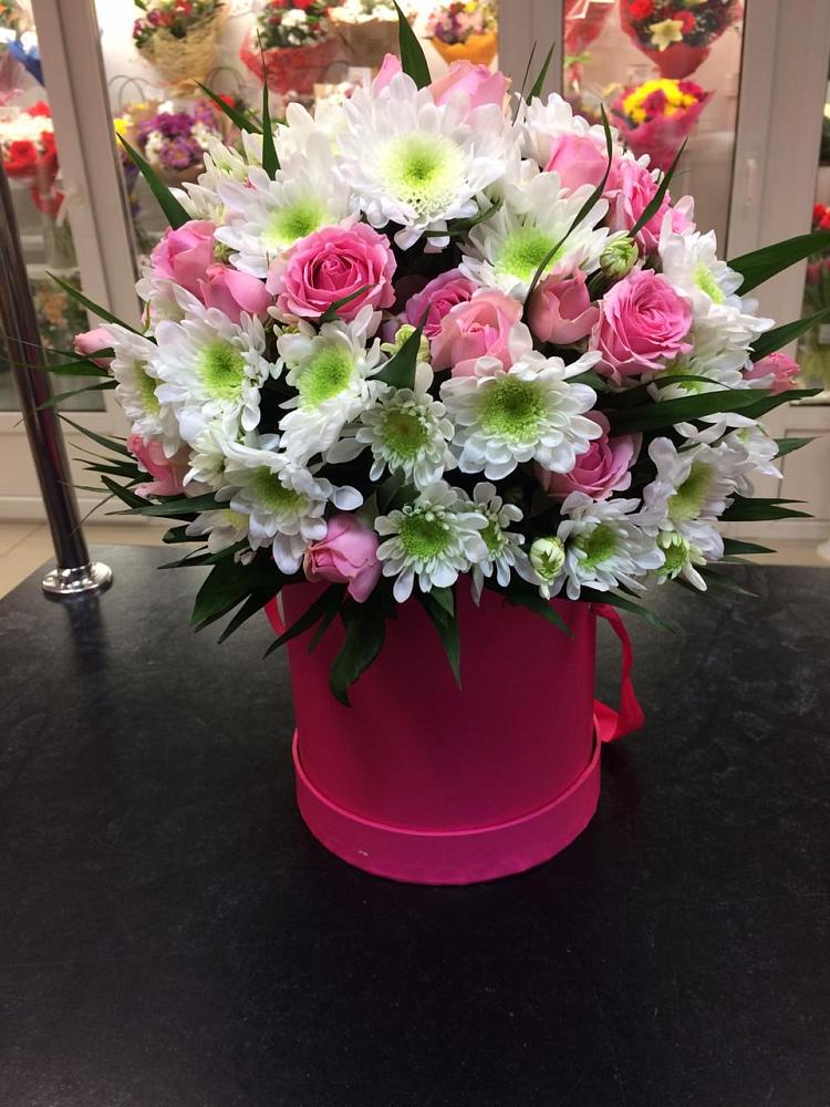 Цветочная композиция из Розы и Хризантемы в шляпной коробке в Демихово