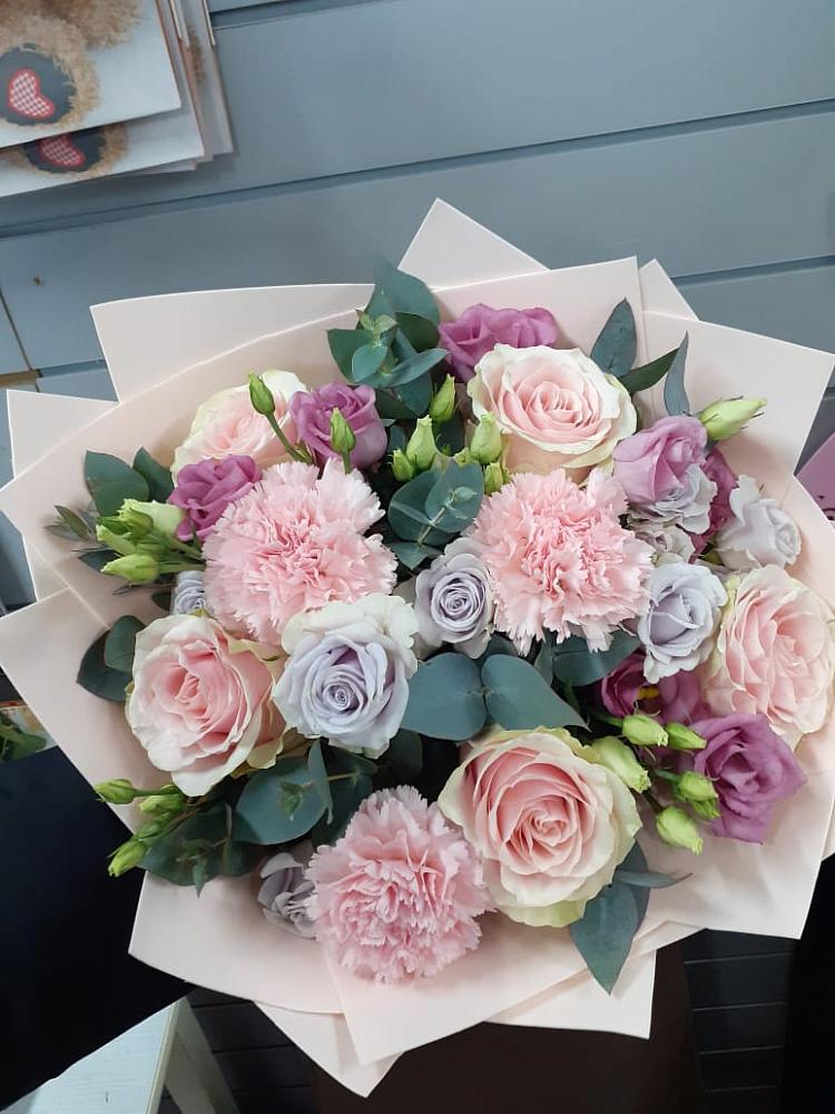 Букет цветов из: Розы, Гвоздики и Лизиантусы в Демихово